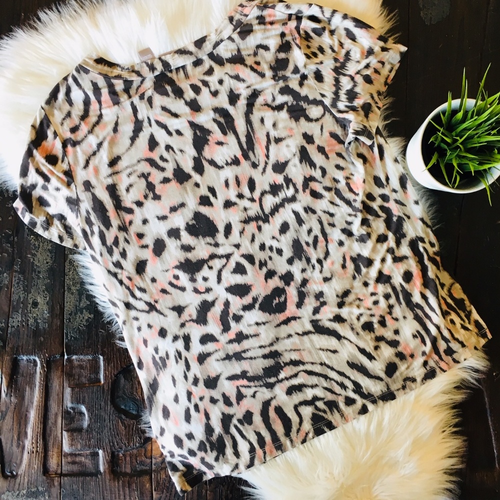 CHICO'S Animal Print Top Short-Sleeve 2 MEDIUM EUC - Picture 4 of 4